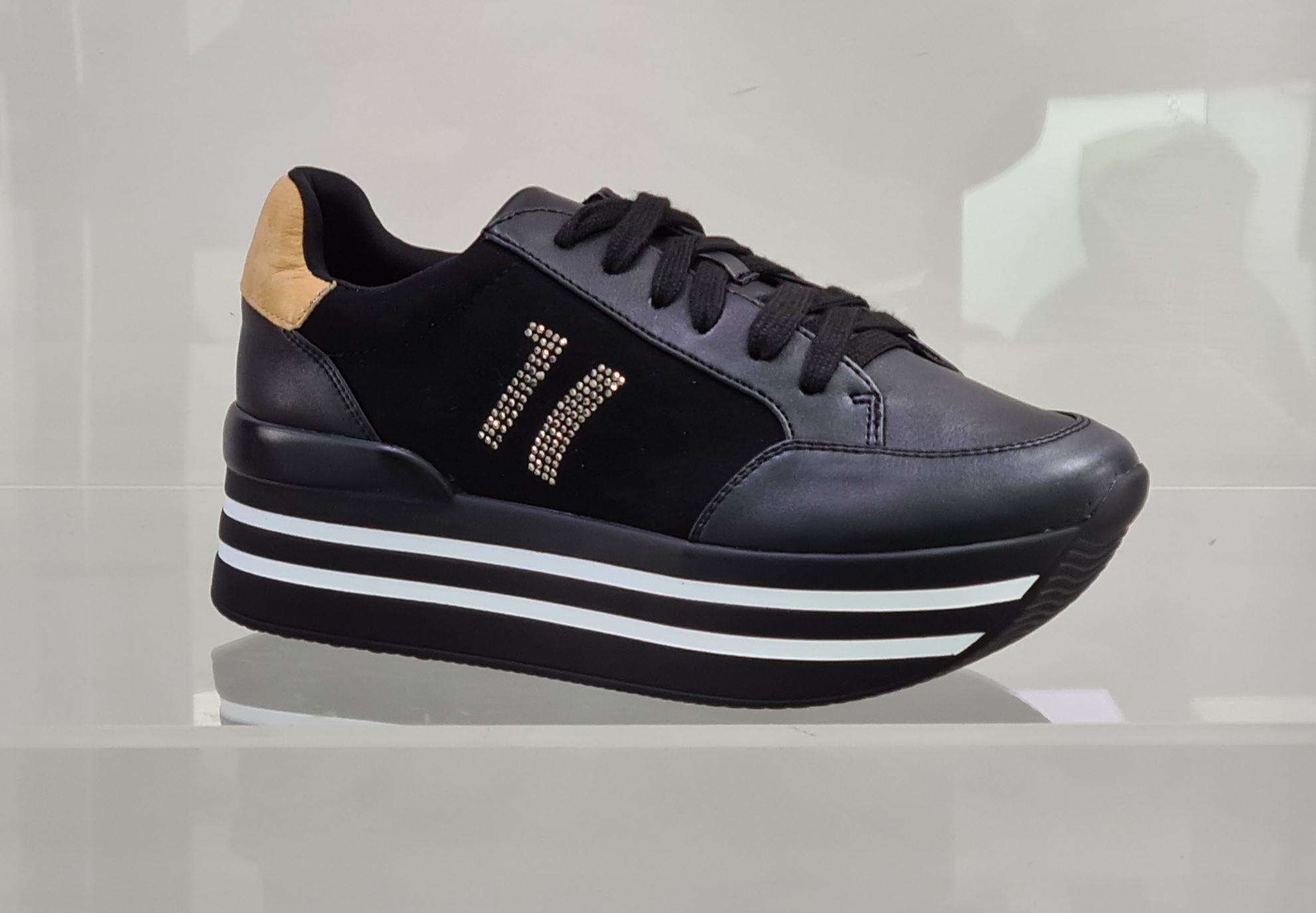 black canvas runners
